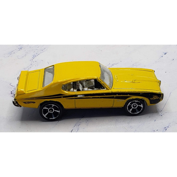 Hot Wheels 2010 Muscle Mania Series Yellow '69 Pontiac GTO - Picture 3 of 6